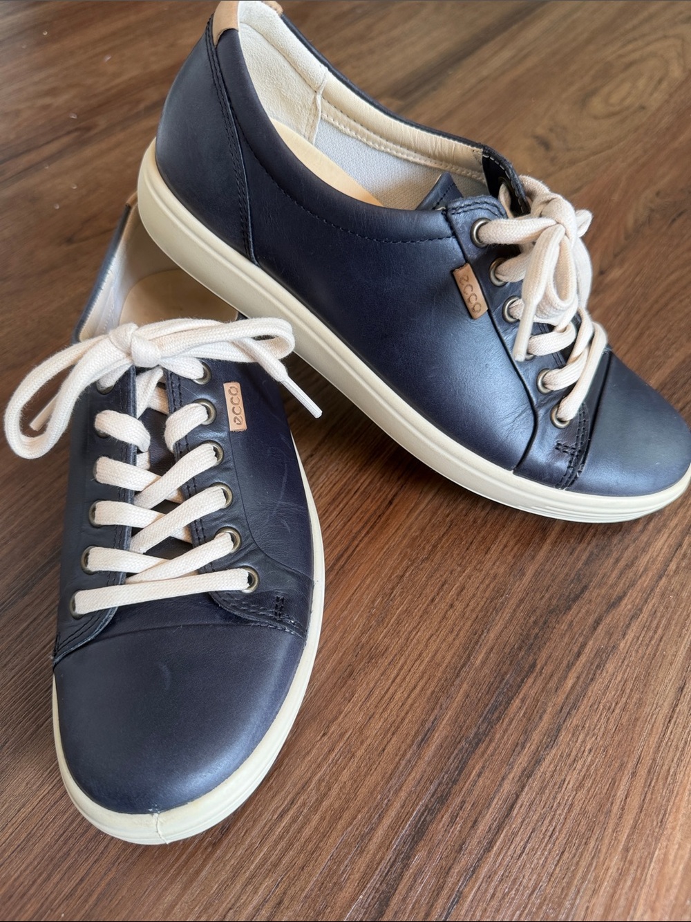Ecco Soft 7 Leather Sneakers Navy with Cream Accents. Size EU 39 US 8-8.5